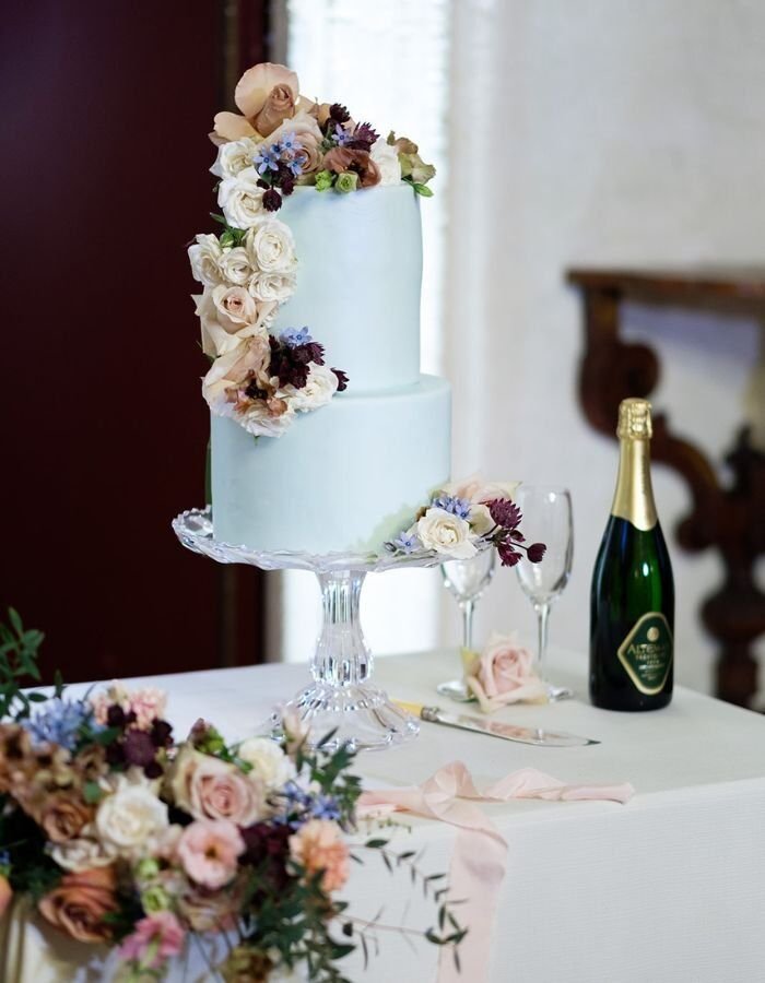 Realizzare torte nuziali Verona è una delle mie più grandi passioni. Credo che una wedding cake Verona debba raccontare una storia, quella degli sposi, attraverso forme, colori e sapori. Ogni dolce che creo è un progetto unico, nato dall’ascolto e dalla collaborazione. Dalla scelta dei gusti alla decorazione finale, accompagno ogni coppia passo dopo passo per realizzare la torta dei sogni. Utilizzo ingredienti di alta qualità e tecniche di cake design professionali per garantire un risultato impeccabile. Con il mio tocco personale e tanta attenzione ai dettagli, trasformo ogni creazione in un ricordo dolce e indimenticabile. La mia missione è rendere il vostro matrimonio perfetto Verona ancora più speciale, con una torta che incanta occhi e palato.