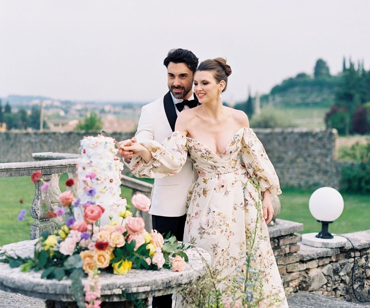 Torte nuziale Verona – Wedding Cake Verona – Matrimonio perfetto Veronajpg esto 1 – La tua torta nuziale a Verona Realizzo torte nuziali a Verona curate in ogni dettaglio, dal design alla scelta dei sapori. Ogni creazione nasce dall’ascolto della coppia e dal desiderio di rendere unico il giorno più importante. Le mie wedding cake Verona sono personalizzate per adattarsi allo stile del vostro ricevimento, classico o moderno. Uso ingredienti di alta qualità e tecniche professionali per garantire gusto e bellezza. Con me potrai creare la torta dei tuoi sogni e vivere un’esperienza su misura per un matrimonio perfetto a Verona.