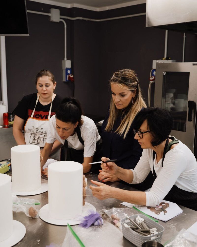 Se sogni di trasformare la tua passione per i dolci in un mestiere, i miei corsi pasticceria Verona sono il punto di partenza giusto. Insegno tecniche di impasto, farcitura e decorazione, aiutandoti a sviluppare uno stile personale. Nei corsi in presenza di cake design potrai creare torte artistiche, curare la presentazione e conoscere i segreti della pasticceria professionale. Ogni percorso formativo è studiato per offrirti competenze concrete e immediatamente applicabili, con il supporto continuo del team Ady Cake Lab e materiali esclusivi pensati per la tua crescita.