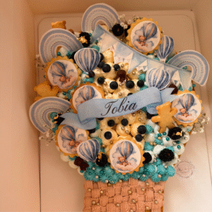 Decorazioni incluse e extra Ogni Cream Tart Cake Bambini viene consegnata già decorata con elementi inclusi nel prezzo come macarons, cioccolatini, perline, caramelle e frutta fresca. La candelina e il packaging sono compresi, rendendo la torta pronta da servire o regalare. Per chi desidera un livello di personalizzazione più alto, sono disponibili decorazioni extra: cialde in pasta di zucchero a €3 ciascuna, set di cialde a tema a €10, composizioni di fiori a partire da €10 e biscotti decorativi a partire da €5. La possibilità di combinare decorazioni incluse ed extra consente di creare torte uniche, perfette per compleanni o occasioni speciali. La consegna avviene su richiesta con tariffa variabile in base alla zona oppure è possibile il ritiro su prenotazione presso il laboratorio. Ogni torta è una piccola opera d’arte, ideale per stupire bambini e adulti con gusto e creatività.