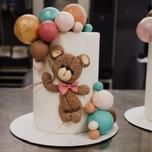 Corso di Decorazione Biscotti con Ghiaccia Reale: Set Floreale 2 Se desideri imparare le tecniche del Cake Design in modo completo e professionale, il corso di Cake Design a Verona di Ady Cake Lab è la scelta giusta. Attraverso lezioni pratiche e dimostrazioni dettagliate, scoprirai tutti i segreti per creare torte perfette e decorazioni eleganti. Il corso base di Cake Design dalla A alla Z è adatto sia ai principianti sia a chi desidera affinare le proprie competenze. Un percorso formativo unico nel suo genere, pensato per offrirti una vera esperienza creativa nel cuore del Veneto.