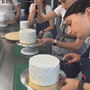 Corso Pasticceria Americana 2 Partecipare al corso decorazione sac a poche Verona significa acquisire tecniche di decorazione professionale attraverso un percorso pratico e guidato. Il corso, strutturato per principianti e appassionati, offre un programma completo che include l’uso dei beccucci, la lavorazione della ghiaccia reale e la decorazione su torta dummy. All’interno di questo corso di formazione in Veneto, ogni partecipante dispone di postazione, materiali e supporto costante. L’obiettivo è migliorare manualità, precisione e autonomia, permettendo a tutti di creare torte decorative curate e creative. Un’esperienza ideale per sviluppare competenze reali e replicabili a casa.
