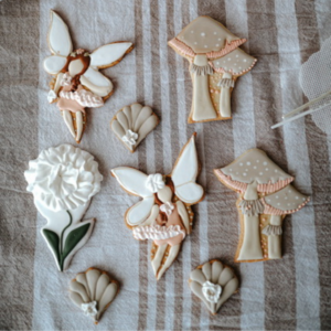 Corso di biscotti con ghiaccia reale Ady Cake Design Verona Il corso di biscotti con ghiaccia reale di Ady Cake Design Verona è pensato per chi desidera imparare l’arte della decorazione in modo professionale e creativo. Durante il percorso formativo, i partecipanti scoprono tutte le tecniche fondamentali per realizzare biscotti decorati eleganti, precisi e di grande impatto visivo. Dalla preparazione dell’impasto alla consistenza perfetta della ghiaccia reale, ogni passaggio viene spiegato con attenzione. Il corso di biscotti con ghiaccia reale a Verona permette di apprendere tecniche di colorazione, sac à poche, bordatura e riempimento. Ady Cake Design Verona offre un’esperienza pratica, coinvolgente e adatta sia ai principianti sia a chi vuole perfezionare le proprie competenze nel cake design. Grazie a un approccio professionale, ogni partecipante acquisisce sicurezza e creatività. Frequentare questo corso significa entrare nel mondo della decorazione artistica e trasformare semplici biscotti in vere opere da regalare o proporre per eventi speciali.