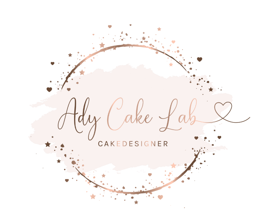 Vuoi imparare il Cake Design e le tecniche di decorazione avanzata? I nostri corsi di pasticceria online sono la soluzione perfetta! Presto disponibili su Ady Cake Lab, ti permetteranno di studiare con Adela, insegnante di pasticceria e rinomata Cake Designer, ovunque tu sia in Italia. Per chi preferisce l'apprendimento pratico, offriamo anche corsi in presenza a Verona, nel cuore del Veneto. Dai segreti del royal icing alla pasticceria contemporanea, la nostra offerta formativa è completa. Adela, con anni di esperienza e una passione autentica, ti guiderà a trasformare la tua passione in abilità professionale. Iscriviti per le anteprime dei corsi online!