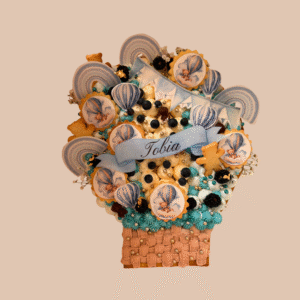 Decorazioni incluse e extra Ogni Cream Tart Cake Bambini viene consegnata già decorata con elementi inclusi nel prezzo come macarons, cioccolatini, perline, caramelle e frutta fresca. La candelina e il packaging sono compresi, rendendo la torta pronta da servire o regalare. Per chi desidera un livello di personalizzazione più alto, sono disponibili decorazioni extra: cialde in pasta di zucchero a €3 ciascuna, set di cialde a tema a €10, composizioni di fiori a partire da €10 e biscotti decorativi a partire da €5. La possibilità di combinare decorazioni incluse ed extra consente di creare torte uniche, perfette per compleanni o occasioni speciali. La consegna avviene su richiesta con tariffa variabile in base alla zona oppure è possibile il ritiro su prenotazione presso il laboratorio. Ogni torta è una piccola opera d’arte, ideale per stupire bambini e adulti con gusto e creatività.
