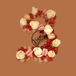 La Cream Cake Adulti è una torta scenografica pensata per chi ama unire gusto, eleganza e creatività. Disponibile in forme diverse – numeri, lettere, cuori, rotonde o quadrate – offre la libertà di personalizzare ogni dettaglio, dalla base al ripieno. Le basi disponibili comprendono frolla sablé alla vaniglia o al cioccolato e Pan di Spagna vaniglia o cioccolato, da completare con creme vellutate come Namelaka bianco, Namelaka al latte o Chantilly al mascarpone. I ripieni variano da frutti di bosco, mango e maracuja a caramello salato, Nutella e Kinder Bueno. Le decorazioni incluse nel prezzo – cioccolatini, frutta, macarons, perline e caramelle – possono essere arricchite con fiori freschi o biscotti extra. Disponibile in quattro misure – Mini, Media, Maxi e Extra – con porzioni e peso indicativi, la torta può essere consegnata a domicilio a Verona e provincia oppure ritirata su prenotazione, rendendo ogni evento indimenticabile.