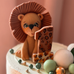 Hai poco tempo ma sei in zona? Nessun problema! Puoi ordinare i tuoi personaggi in pasta di zucchero o un set personalizzato e ritirarli a mano presso il laboratorio Ady Cake Lab a Verona con un minimo di 3 giorni di preavviso (su appuntamento). Soluzione perfetta per chi cerca decorazioni torte a Verona anche all'ultimo minuto. I migliori topper torte artigianali ti aspettano!