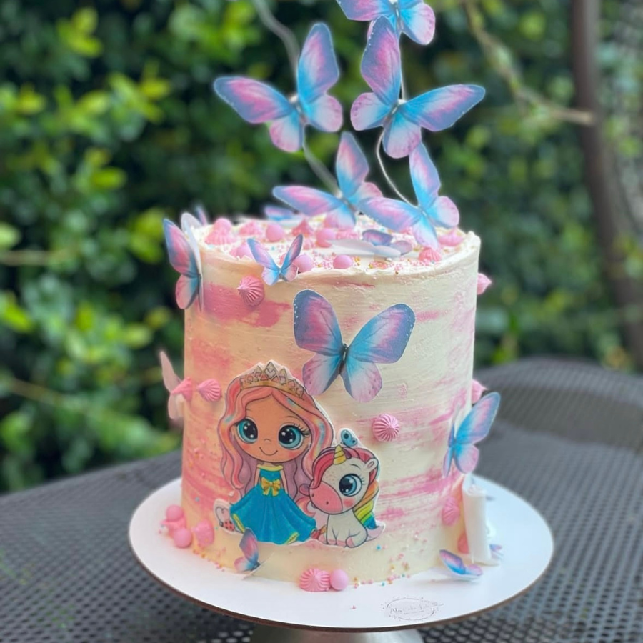 Torta di Compleanno Magica per Bambini 2 Rendi ogni compleanno un evento magico con la Torta di Compleanno Magica per bambini a Verona. Nella nostra pasticceria artigianale in Veneto, creiamo torte personalizzate con ingredienti freschi e temi incantevoli. Dalle decorazioni colorate ai gusti più amati, ogni dettaglio è curato con amore per offrire un’esperienza dolce e indimenticabile. Perfetta per festeggiare con stile e allegria.