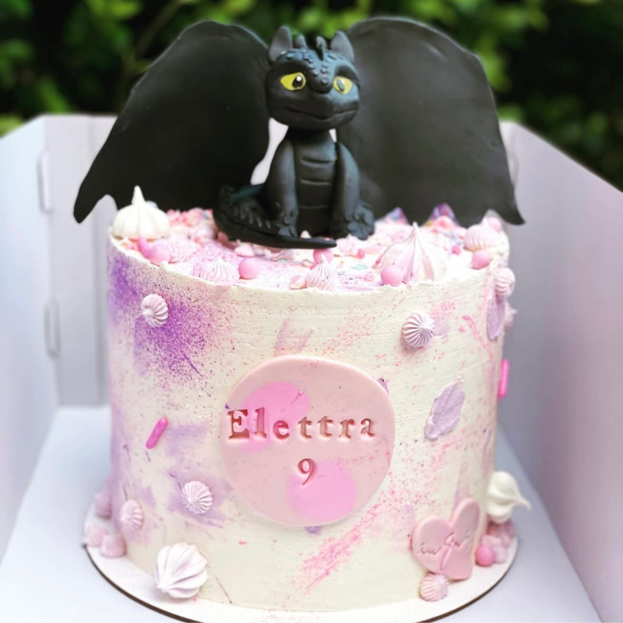 Torta di Compleanno Magica per Bambini 3 Porta la magia in tavola con la Torta di Compleanno Magica per bambini a Verona. La nostra pasticceria artigianale in Veneto realizza torte su misura, curate nei dettagli e irresistibilmente buone. Ogni dolce è preparato con ingredienti di qualità e un tocco di fantasia per regalare ai piccoli una festa da sogno, ricca di colori, sorrisi e dolcezza autentica.