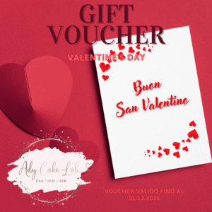 Regalo San Valentino Originale? Scopri il Gift Voucher Ady Cake Lab! Stanco dei soliti regali per San Valentino? Quest'anno, stupisci la persona che ami con un'idea davvero originale e dolce: il Gift Voucher di San Valentino di Ady Cake Lab, la tua cake designer di fiducia. Dimentica fiori e cioccolatini generici. Il nostro voucher è il regalo perfetto che permette al destinatario di trasformare un sogno in una deliziosa realtà. Potrà scegliere una torta personalizzata, dei raffinati cupcake o una delle nostre esclusive creazioni di cake design per celebrare un compleanno, un anniversario, o semplicemente la gioia di stare insieme. Scegliere un Gift Voucher Ady Cake Lab significa regalare creatività, passione e la garanzia di un prodotto artigianale di altissima qualità. È un investimento nel gusto e nel design. Non aspettare l'ultimo minuto per il tuo regalo San Valentino originale. Acquista ora il voucher, valido fino al 31.12.2026, e regala un'emozione che resta nel cuore e sul palato. Clicca qui per tutti i dettagli e per regalare la dolcezza dell'amore!