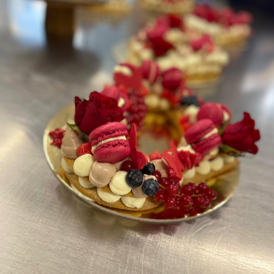 Corso Cream Tart Cake "Primavera Incantata" 3 Il Corso Cream Tart Cake di Ady Cake Lab si svolge in giornata nella sede di Verona e offre una formazione completa sulla costruzione di una cream tart cake di tendenza. Imparerai a lavorare la base, preparare la crema e decorare con gusto, ottenendo una torta dall’aspetto professionale. Il workshop è adatto a tutti gli appassionati di pasticceria moderna, sia principianti sia chi ha già esperienza e desidera perfezionarsi.