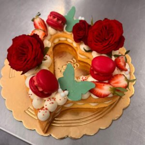 Il Corso Cream Tart Cake di Ady Cake Lab è un workshop pratico dedicato alla creazione della famosa cream tart cake, una torta scenografica con base leggera, crema vellutata e decorazioni dettagliate. Durante il corso imparerai le tecniche per preparare la base e realizzare una crema strutturata, oltre alla disposizione degli elementi decorativi come frutta e fiori. Il corso si svolge in una giornata intensiva in laboratorio a Verona, con orario indicativo dalle 10:00 alle 16:00. È pensato per chi ama la pasticceria moderna e desidera avere competenze pratiche per creare torte eleganti e personalizzate in occasione di feste, compleanni e momenti speciali.