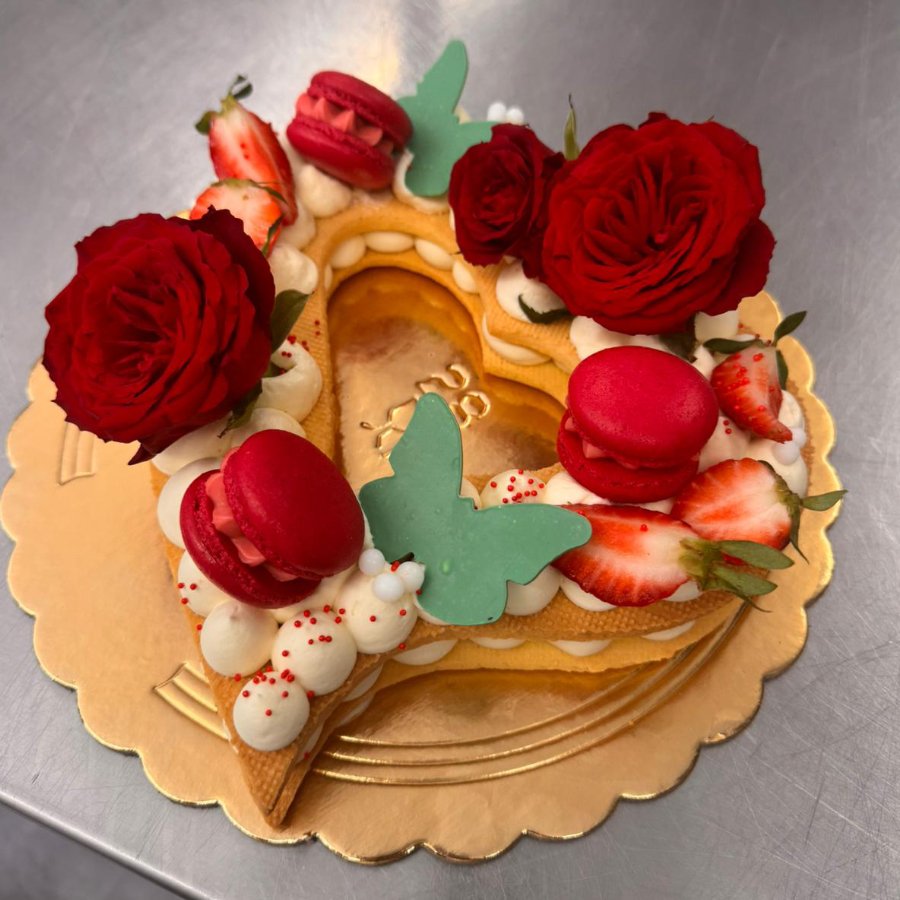 Corso Cream Tart Cake "Primavera Incantata" 1 Il Corso Cream Tart Cake di Ady Cake Lab è un workshop pratico dedicato alla creazione della famosa cream tart cake, una torta scenografica con base leggera, crema vellutata e decorazioni dettagliate. Durante il corso imparerai le tecniche per preparare la base e realizzare una crema strutturata, oltre alla disposizione degli elementi decorativi come frutta e fiori. Il corso si svolge in una giornata intensiva in laboratorio a Verona, con orario indicativo dalle 10:00 alle 16:00. È pensato per chi ama la pasticceria moderna e desidera avere competenze pratiche per creare torte eleganti e personalizzate in occasione di feste, compleanni e momenti speciali.