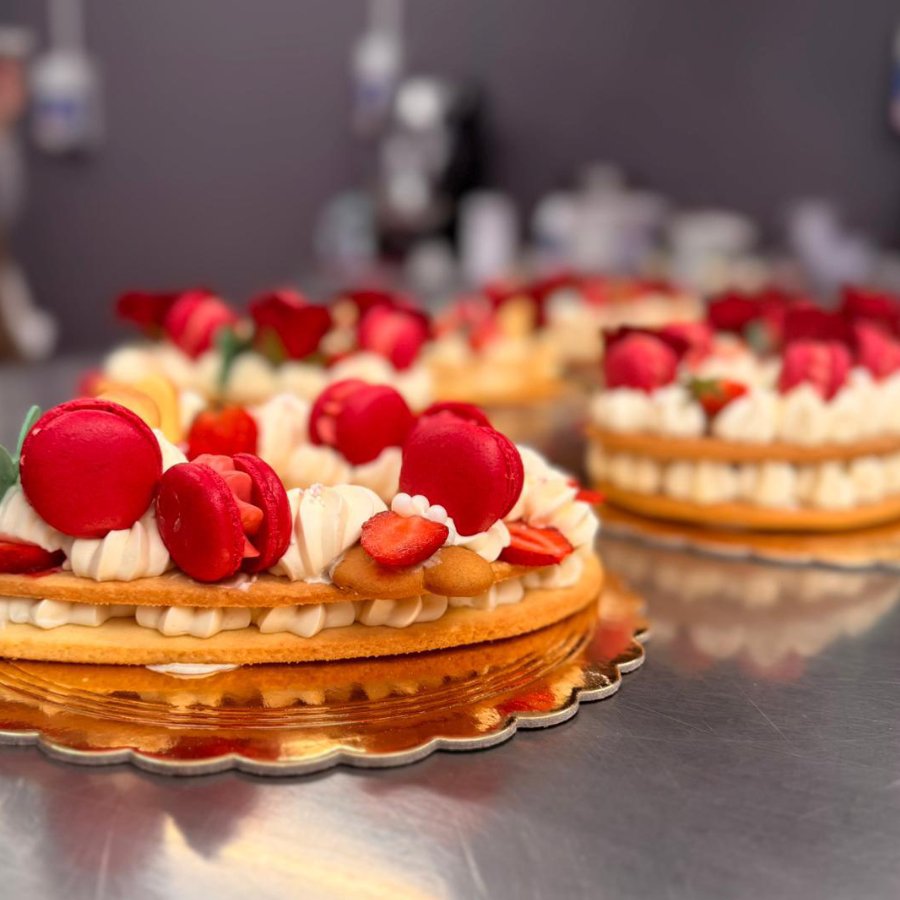 Corso Cream Tart Cake "Primavera Incantata" 2 Il Corso Cream Tart Cake di Ady Cake Lab è pensato per chi vuole apprendere tecniche di pasticceria avanzata nel realizzare una cream tart elegante dal forte impatto visivo. Durante la giornata formativa nella sede di Verona, potrai imparare a gestire gli impasti, la crema e le decorazioni con attenzione ai dettagli, ottenendo una torta moderna perfetta da portare a casa o da replicare per occasioni speciali. Ogni partecipante lavora con materiali & strumenti professionali in postazione dedicata.