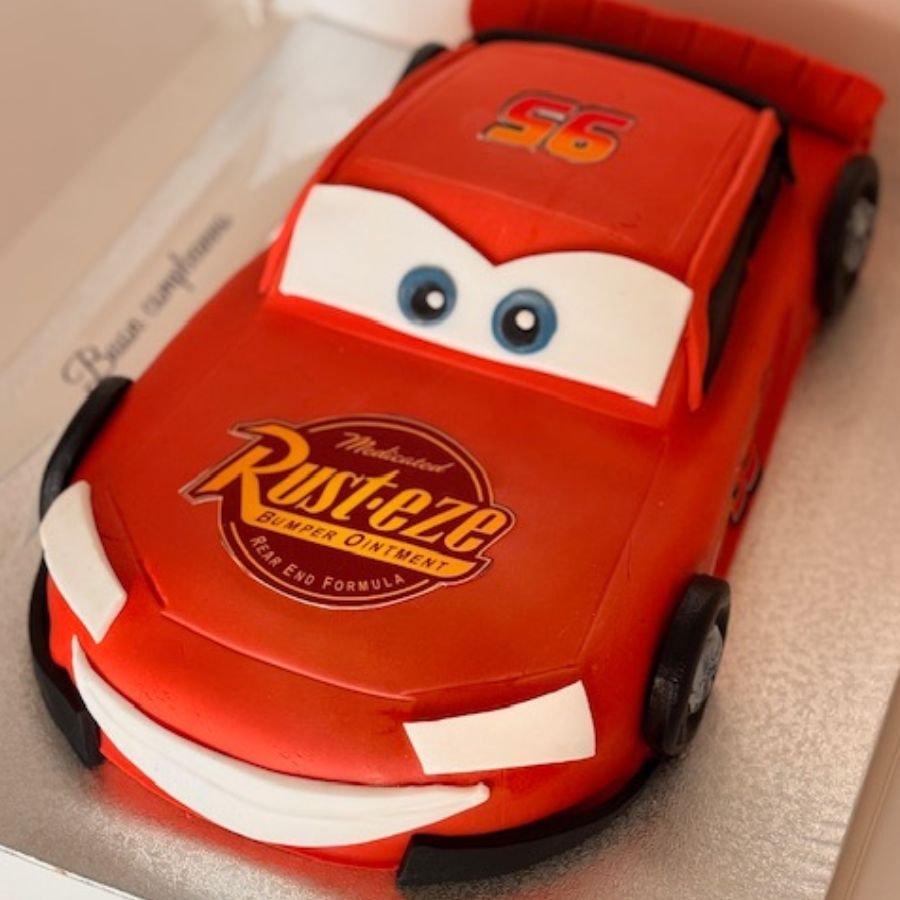 Corso Cake Design 3D – Torta Auto Realistica 3 Partecipare al corso di Cake Design 3D significa entrare in un percorso formativo altamente specializzato dedicato alla realizzazione di torte scenografiche realistiche. Il focus del workshop è la creazione di una torta a forma di auto in scala reale, un progetto complesso che ti permetterà di apprendere tecniche professionali di modellazione e decorazione. Il corso si svolge in modalità pratica al 100%, con dimostrazioni e attività guidate che ti accompagneranno in ogni fase del lavoro. L’obiettivo è sviluppare autonomia e precisione, fondamentali per chi lavora o vuole lavorare nel settore del cake design. Al termine dell’esperienza avrai acquisito nuove competenze tecniche e una maggiore sicurezza nella gestione di progetti creativi avanzati.