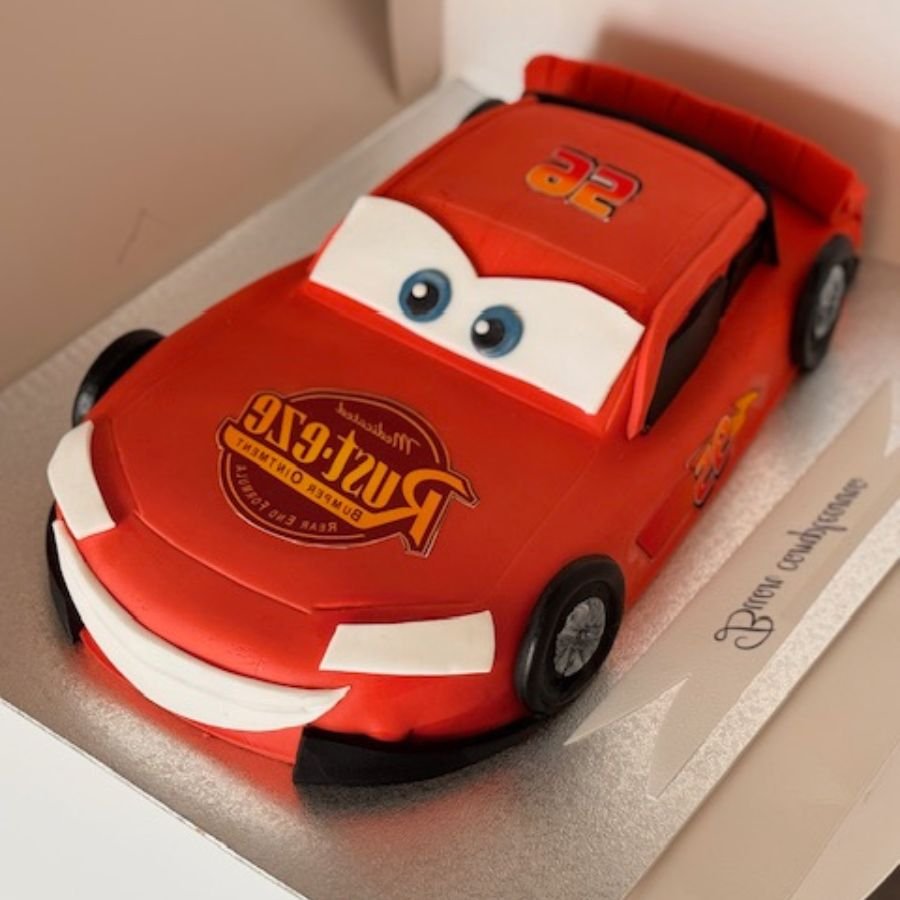 Corso Cake Design 3D – Torta Auto Realistica 1 Partecipa al nostro corso di Cake Design 3D e vivi un’esperienza formativa unica dedicata alla creazione di torte scenografiche realistiche. Durante il workshop imparerai a realizzare una torta a forma di auto in dimensioni reali, curata nei minimi dettagli e costruita con tecniche professionali di modellazione e struttura. Il percorso è pensato sia per appassionati sia per professionisti che desiderano perfezionare le proprie competenze nel cake design avanzato. Ogni fase del lavoro sarà seguita passo dopo passo, con il supporto costante del docente, per garantire un apprendimento pratico e immediato. L’obiettivo è fornire non solo tecnica, ma anche sicurezza creativa nella gestione di progetti complessi. Al termine della giornata porterai a casa la tua creazione, insieme a nuove competenze applicabili subito nel tuo lavoro o nella tua attività di pasticceria creativa.