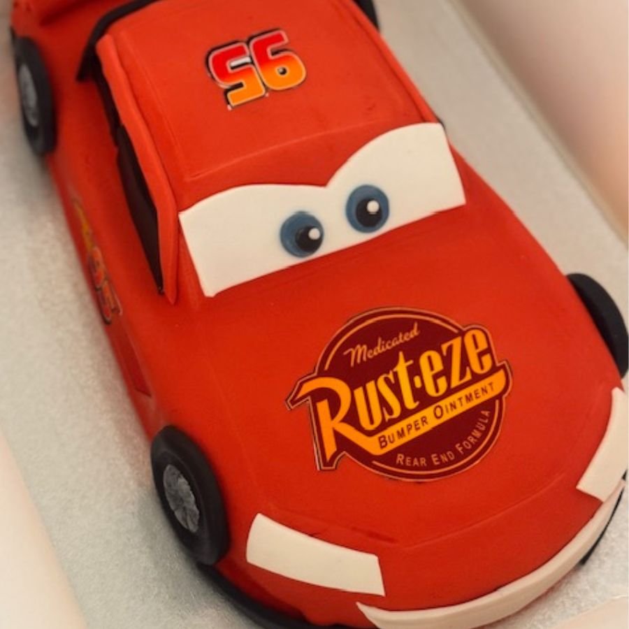 Corso Cake Design 3D – Torta Auto Realistica 2 Se desideri elevare il tuo livello nel cake design, questo corso 3D dedicato alla torta auto realistica è la scelta ideale. Si tratta di un workshop intensivo in cui la creatività incontra la tecnica professionale, permettendoti di apprendere come costruire strutture solide e decorazioni realistiche. L’esperienza è pensata per chi vuole distinguersi nel settore della pasticceria creativa e offrire ai propri clienti creazioni spettacolari e innovative. Durante il corso, ogni partecipante seguirà un percorso guidato che parte dalla struttura interna fino alla rifinitura estetica della torta. L’approccio è completamente pratico e orientato al risultato finale. Grazie al supporto del docente, potrai sviluppare sicurezza e precisione nelle lavorazioni, migliorando le tue capacità artistiche e tecniche in modo concreto e immediato.