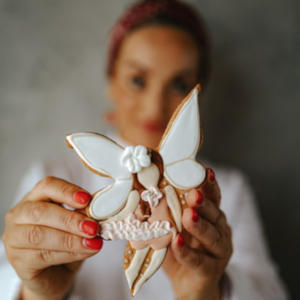 Corso creativo di biscotti decorati a Verona Con il corso di biscotti con ghiaccia reale di Ady Cake Design Verona, la decorazione diventa un’arte accessibile a tutti. Questo percorso è progettato per insegnare le tecniche essenziali e avanzate per realizzare biscotti decorati di grande effetto estetico. Durante le lezioni si apprende come gestire la ghiaccia reale, ottenere la giusta consistenza e utilizzare colori e strumenti professionali. Ady Cake Design Verona accompagna ogni partecipante nella realizzazione pratica di decorazioni curate e originali. Il corso di biscotti decorati è ideale per appassionati, creativi e professionisti del settore dolciario. Attraverso esercitazioni pratiche si sviluppano precisione, manualità e gusto estetico. Partecipare a questo corso di biscotti con ghiaccia reale a Verona significa imparare a creare biscotti unici per feste, eventi e ricorrenze. La formazione consente di acquisire competenze solide e immediatamente applicabili, trasformando una semplice passione per la decorazione in una vera opportunità di crescita personale e professionale.